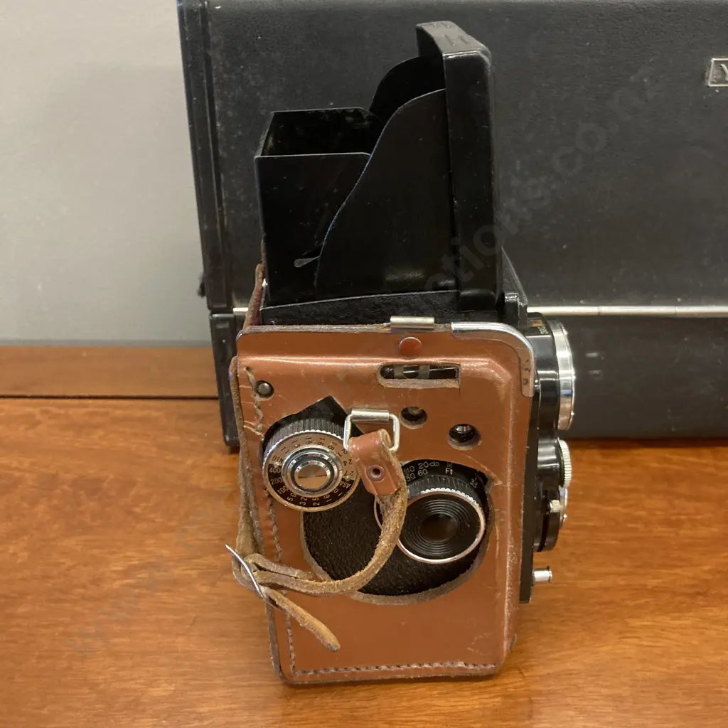 Yashica-D TLR Film Camera Yashikor 80mm f/3.5 Lens, Telephoto & Wideangle Lenses & Viewers, Leather Case, Hard Case Image 1++